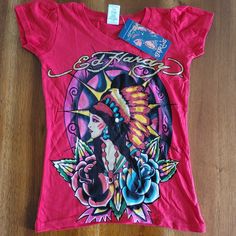 Ed Hardy By Christian Audigier Kids Graphic Tee. Girls Cut Tee. V-Neck And Ruffle Sleeve. Red Color With Iconic Design With Glitter! Print On Front & Back. Multiple Sizes. 100% Cotton. S = 2/4 M = 6 L = 8/10 Xl = 12/14 Style 5gg221tind Vintage Graphics Tees, Red V-neck Shirt With Graphic Print, 1990 Clothes, Real 2000s Fashion, Ed Hardy Outfit, 2000s Graphic Tee, Ed Hardy Shirt, Hardy Shirts, Ed Hardy Designs