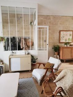 added entryway Pony Walls, Entrance Lobby Design, Home Atelier, Entryway Inspiration, Small Entryway, Style Deco