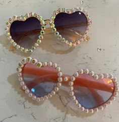 Beaded Heart Sunglasses Diy, Decorate Glasses Aesthetic, Cheer Squad Gifts Heart Glasses, Decorate Heart Sunglasses, Decorate Sunglasses Aesthetic, Heart Sunglasses Decorated, Diy Heart Glasses, Decorated Heart Glasses, Playful Heart-shaped Sunglasses For Valentine's Day