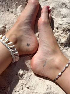 Unique & Cute Travel Tattoo Ideas For Women Tiny Cute Tattoos For Women, Feet Tattoo Ideas, Tattoo Ideas Foot, Travel Inspired Tattoos, Foot Tattoo Designs, Tiny Foot Tattoos, Brazil Life, Travel Tattoo Ideas