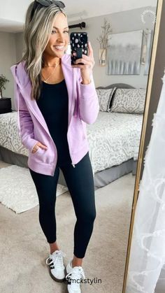 Mom Athleisure Style, Spring Leggings Outfit Casual, Cardigan And Leggings Outfit, Black Leggings Outfit Summer, Oversized Zip Up Hoodie Outfit, Spring Leggings Outfit, Sporty Mom Outfits, Zip Up Hoodie Outfit, Mode Over 50