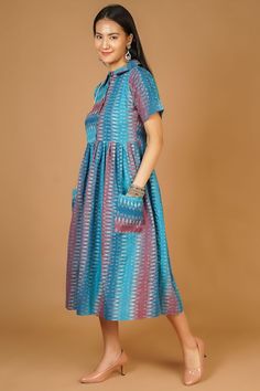 Tessuto : Handloom Ikat da Andhra Pradesh - tessuto di cotone 100% 
La lunghezza predefinita e le maniche mostrate nelle immagini, tuttavia possono essere personalizzate secondo le preferenze del cliente
 Il modello è 5'4 "e indossa dimensioni piccole Andhra Pradesh, Marine Uniform, Blue Midi Dress, Myanmar, Mauritius, Pitcairn Islands, Guinea Bissau, Mozambique, British Indian