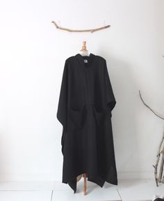 black linen poncho by anny Oversized Long Sleeve Cape With Pockets, Oversized Solid Color Cape, Oversized Poncho With Pockets, Linen Poncho, Winter Poncho, Brooklyn Style, Poncho Coat, Big Pockets, Plus Size Fits