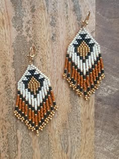 Boucles d'oreille amérindiennes faites main en perles Miyuki. Longueur totale : 8 cm Poids : 3,5 g Crochets : laiton couvert d'or 24 carats. Indigenous Beadwork Earrings, Metis Beadwork Patterns, Delica Beaded Earrings, Beaded Earrings Native American, American Arts And Crafts, Earrings Native American, Capstone Project, Beadwork Earrings, Art Perle