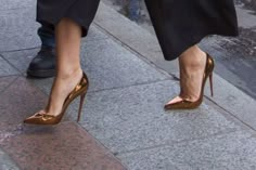 Bronze Heels, Dr Shoes, Shoes Heels Classy, Gold Pumps, Heels Classy, Fashion High Heels, Pretty Shoes, My Shoes