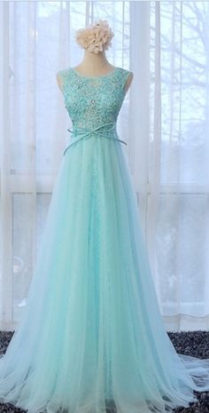 The elegant lace dress of the tulle woman Tulle Dress Long, Figure Flattering Dresses, Dress Party Night, Evening Party Dress, Evening Gowns Formal, Long Prom Dress, Evening Dresses Prom, Lovely Dresses, Trendy Dresses