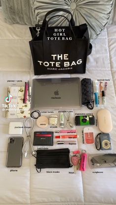 Back To University, Everyday Bag Essentials, Backpack Essentials, School Bag Essentials, Travel Bag Essentials, Inside My Bag, Purse Essentials, Handbag Essentials, Girls Tote