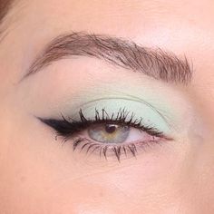 Katie Jane Hughes on Instagram: “That’s mint! Also should #kjhcloseup RETURN?  @hudabeauty emerald obsessions palette, @meltcosmetics Dark matter black, @tomfordbeauty…” Mint Green Eyeshadow Looks, Pastel Green Makeup, Mint Green Eyeshadow, Mint Eyeshadow, Mint Makeup, Katie Jane Hughes, Mauve Makeup, Pastel Eyeshadow, Mascara Hacks