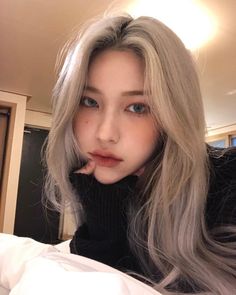 Creme Hair Color, Blonde Kpop Hair, Korean Girl Blonde Hair, Blonde Korean Hair, Ash Blonde Asian Hair, Korean Hairstyle Color, Silver Hair Aesthetic, Kpop Hair Color