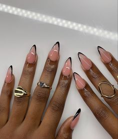 Almond Nails Designs For Dark Skin, Almond Pointy Acrylic Nails, Almond Acrylic Nails Black Women, Almond Shape Nails Black Women, Almond Shaped Nails Black Women, Mood Color Nails, Almond Shape Nails Designs, Almond Nails Black Women, Oval Shaped Nails