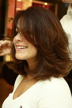 Gelled Hairstyles, Head Hairstyles, Hairstyles Celebrities, Medium Layered Hair, Shoulder Length Hair Cuts, Haircuts For Medium Hair, Women's Hairstyles, Shaved Head, Mid Length Hair