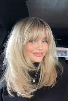 Haircut Bangs Straight Hair, Medium Length Layers And Bangs, Front Bangs With Face Framing Layers, Haircut 30's For Women, Kim Catrell Hair, Haircute Woman 2024, Sabrina Carpenter Haircut Short Hair, Blonde For Pale Skin Green Eyes, Bangstyle Hair Long Blonde