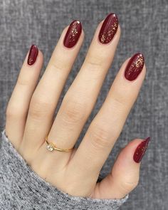 Nail Art Merah Simple, Fall Wedding Nails For Bride Burgundy, Red Fancy Nails, Wine And Gold Nails, Cranberry Nails Fall, Mum Nails, Jade Nails, Birth Colors, New Years Nail Designs