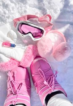 Moon Boots Outfit Style Y2k, Ski Googles Outfits, Skiing Outfit Pink, Hot Pink Ski Outfit, Pink Snowboard Aesthetic, Pink Skiing Aesthetic, Moon Boot Pink, Ski Asthetic Picture, Moon Boot Aesthetic