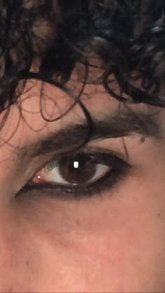 Black Eyeliner On Men, Man Eyeliner Aesthetic, Rock Eyeliner Men, Men In Eyeliner Aesthetic, Smudged Eyeliner Men, Eye Makeup Men Aesthetic, Male Eye Shadow, Emo Makeup Looks Men, Men’s Eyeliner Looks