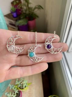 Diy Moon Jewelry, Silver Moon Necklace, Moon Goddess Necklace, Colourful Crochet, Diy Leather Bracelet, Moon Necklace Silver, Wire Wrapped Jewelry Diy, Pendant Necklace Simple, Crescent Moon Earrings