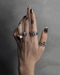 Silver Jewelry Edgy, Nails And Silver Rings, Grunge Rings Silver, Silver Goth Rings, Hand Rings Silver, Etah Love Jewelry, Goth Aesthetic Jewelry, Masculine Rings For Women, Rings Ideas How To Wear