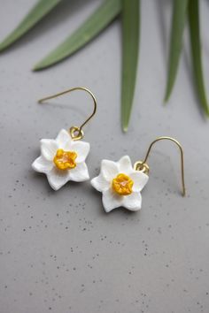 Elevate your style with our Daffodil Flower Drop Hook or stud Earrings, exquisitely crafted to capture the beauty of spring. Delicate white petals form intricate daffodil blossoms, symbolizing purity and new beginnings. Whether for everyday wear or special occasions, these earrings add a touch of floral elegance to any outfit. Gift these timeless treasures to loved ones or bridesmaids as a symbol of blooming friendship and lasting joy. MANDMADE Homemade in our small liiber design art studio. Ear Spring Wedding Jewelry With 3d Flowers, Dainty Flower Earrings For Spring Wedding, Dainty Spring Flower Earrings For Wedding, Dainty Spring Wedding Flower Earrings, Spring White Birth Flower Jewelry, Delicate Flower Earrings For Spring Gift, Spring Wedding Flower Charm Earrings, Handmade Flower Earrings For Spring Gift, Yellow Flower Drop Earrings For Wedding