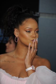 Rihanna Jewelry, Rihanna Nails, Rihanna Fashion Outfits, Ella Balinska, Caribbean Fashion, Brown Girls Makeup, Most Paused Movie Scenes, Rihanna Photos