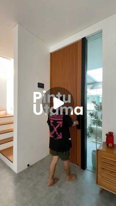 a man is standing in front of a door with the words pinturana on it