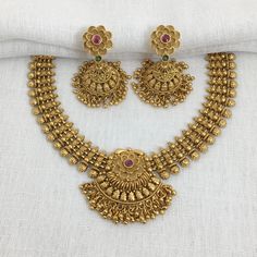 India Gold Necklace, a masterpiece of Temple Jewelry. This South Indian Jewelry Set boasts intricate designs and is plated with lustrous gold. The Choker Necklace is a blend of tradition and elegance, perfect for special occasions. Its intricate craftsmanship reflects the rich heritage of Temple Jewelry. Elevate your style with this Gold Plated Necklace, ideal for adding a touch of sophistication to any ensemble. Embrace the charm of this timeless Temple Necklace, a true work of art. *𝐏𝐑𝐎𝐃𝐔 South Indian Gold Necklace Designs, Bridal Sets Indian Wedding Jewelry Gold, Gold Necklace Set Indian, Antique Gold Necklace, 10grams Gold Necklace Designs, Necklace Set Gold, Gold Choker Necklace Indian Bridal, Gold Necklace Set Bridal, Choker Necklace Designs Gold Indian