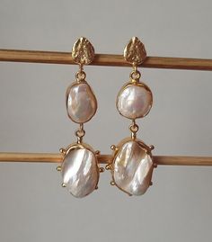 Large Freshwater Baroque Pearl Drop Dangle Earring * Vintage Style Earrings * Bridal Earrings * Statement Earrings * 18k Gold Plated Jewelry Earrings Length :- 64 MM Earrings Width   :- 20 MM Important Care Tips: We recommend taking your jewelry off for the shower, pool or spa. Also remove when sleeping or exercising and avoid contact with perfume and chemicals. For cleaning we recommend using a soft lint free cloth.  Please store in a cool dry place.  Please feel free to contact us if you want Bridal Earrings Statement, Baroque Pearl Jewelry, Statement Bridal Earrings, Baroque Pearls Jewelry, Bridal Statement Earrings, Vintage Style Earrings, Baroque Pearl Earrings, Earrings Statement, Style Earrings