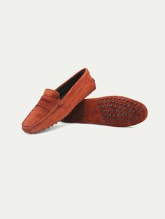 These Aurélien Moccasins Driving Shoes Red for Women Size 8.5 symbolize Mediterranean style and ultimate comfort. A combination of traditional details and a contemporary twist. This model is made in  Suède. The  Shoes are made entirely by hand in Italy. For exclusive, luxurious and handmade Italian Shoes you've come to the right place at Aurélien! Womens Driving Loafers, Driving Shoes Women, Orange Accessories, Moccasins Women, Shoes Comfy, Moccasins Mens, Driving Moccasins, Driving Loafers, Italian Shoes