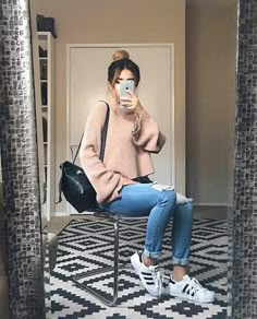 Tan sweater ripped denim jeans black purse white and black adidas shoes Adidas Superstar Outfit Casual, Adidas Superstar Outfit, Superstar Outfit, Adidas Outfit Shoes, Adidas Outfit, Shoes Outfit, Pink Outfit, Outfit Casual, Fall Winter Outfits