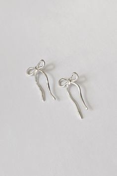 A big bow with organically wavy tails. Cute Jewelry Earrings Silver, Silver Bow Jewelry, Bow Earrings Silver, Silver Bow Earrings, Bow Earring, Bows Earrings, Sliver Earrings, Ribbon Earrings, Silver Jewlery