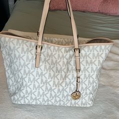 Michael Kors Neverfull Tote!! Bought Brand New From The Mk Store. It Is Lightly Used, But Kept In Great Condition. No Scratches Or Serious Damage, Just Normal Wear On The Inside (See Photos) Perfect For School, Everyday Use, Or Good Over-Night Bag. School Purse, Mom Bag, School Bag Essentials, Handbags For School, Mom Bags, Michael Kors Tote Bags, Bags Michael Kors, Fancy Bags, Bag Essentials