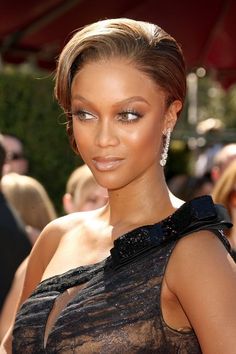 Tyra Banks Photos Photos - Model/television personality Tyra Banks arrives at the 58th Annual Primetime Emmy Awards at the Shrine Auditorium on August 27, 2006 in Los Angeles, California. - 58th Annual Primetime Emmy Awards - Arrivals Hair Lookbook, African American Beauty, Romantic Updo, Glowing Face, Hair Upstyles, Girl Celebrities