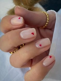 Chic Manicure, Natural Nail Designs, Nude Nail Designs, Red Valentine, Romantic Nails, Subtle Nails, Heart Nail Art, Short Square Nails, Heart Nail