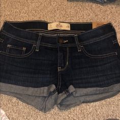 - Never Worn - Tags Still On - Short Short, Low Rise - W: 26” - In Perfect Condition Hollister Low Rise Shorts, Low Rise Black Shorts, Short Shorts Outfit Women, Low Rise Shorts Outfits, Short Jeans Outfit, Short Shorts Outfit, Low Waisted Shorts, Low Waist Shorts, Jean Short Shorts