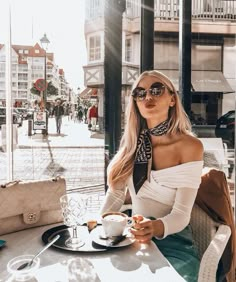 Moda Paris, Europe Outfits, Foto Poses, Paris Outfits, Trending Sunglasses, Trik Fotografi, Mode Inspo, Parisian Chic, 가을 패션