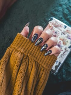 Me: “how can I make my whole life about ACOTAR?” Also me: “I want my nails to look like the night sky” Acotar Acrylic Nails, Bookish Nail Designs, Crescent City Nails, New Zealand Nails, Night Court Nails Acotar, Booktok Nails, Acotar Nails Designs, Velaris Nails, Acotar Inspired Nails