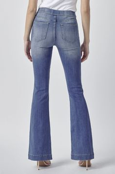 Get comfortable and trendy in these ultra stretchy jeans. The medium wash flared jegging features a flattering flared fit, a faded wash, and light whisker detail. Additionally it has two faux front pockets and two back real pockets. Import Inseam: 33” Rise: 8 1/2” Fabric Content: 57% Cotton 26% Polyester 15% Rayon 2% Spandex S M L XL WAIST 27 ½ 29 ½ 31 ½ 33 ½ INSEAM 33 33 33 ½ 33 ½ RISE 9 9 ⅜ 9 ¾ 10 ⅛ LEG OPENING 19 20 21 22 Umgee Clothing, Thml Clothing, Umgee Dress, Umgee Tops, Pull On Jeans, Short Cardigan, Stretchy Jeans, Love Clothing, Denim Flares