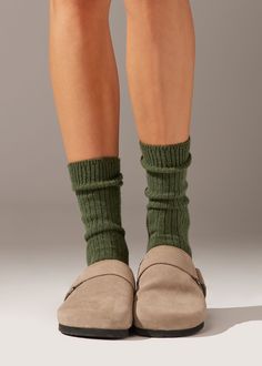 Short Ribbed Socks with Wool and Cashmere - Calzedonia Women Socks Fashion, Co Ords Outfits, Fishnet Leggings, Ribbon Skirt, Work Socks, Hand Knit Socks, Ribbon Skirts, Stylish Socks, Dr Wardrobe