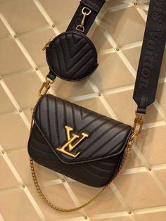 Charm Fashion Lu-Vi bags - 17683 Pochette Louis Vuitton, Louis Vuitton New, New Year Is Coming, Round Purse, Black Leather Shoulder Bag, Lock It, The New Wave, Sierra Leone, Wide Straps