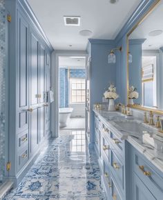 Glam Bathroom Ideas, Glamorous Bathroom, Glam Bathroom, Pretty Bathrooms, Victorian Bathroom, White Cabinetry, Dream Bathrooms, Blue Home, Blue Bathroom