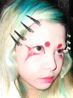 Alien makeup inspo, red graphic liner, editorial makeup look Graphic Liner Aesthetic, White Base Makeup Ideas, Mold Makeup Look, Alien Eyeliner Makeup, Alien Eye Makeup, Punk Graphic Liner, Biblically Accurate Angel Makeup, Extreme Makeup Looks, Editorial Halloween