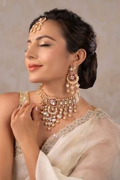 Red choker necklace embellished with kundan polki stones and pearls. Paired with matching earrings and a maangtikka. Ruby Polki Necklace, Red Choker Necklace, Red Choker, Mira Rajput, Sanya Malhotra, Diana Penty, Rhea Kapoor, Anamika Khanna, Polki Necklace