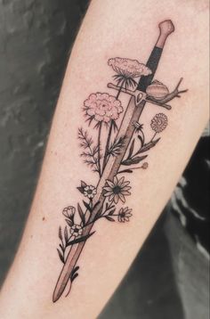 Sword tattoo with flowers - sword tattoo for women Tattoo With Flowers, Bow Tattoo, Dagger Tattoo, Spine Tattoos, Back Tattoos, Flower Tattoos, Traditional Style, Tattoos For Women, Tatting