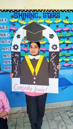 Decoration Ideas For School Function, School Reopening Decoration Ideas, Graduation Day Selfie Corner, Preschool Graduation Ideas Decorations Stage, Results Day Decoration School, Annual Result Day Board Decoration, Graduation Day Board Decoration, Ptm Decoration School, Graduation Day Decoration For Kids