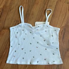 Women's Levi's Stellar Crop Top Cami Tank Top White Floral Size Large White Floral Print Camisole Crop Top, White Crop Top Camisole For Spring, Levi's Fitted Summer Tops, Levi's Cotton Tops For Spring, Trendy Levi's Spring Tops, Fitted Levi's Tops For Summer, Trendy Levi's Tops For Spring, Fitted Levi's Cotton Top, Trendy Levi's Summer Tops