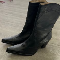 D Milton Women's Black Leather Boots Size 7 Great Condition Black Snip Toe Boots For Fall, Black Leather Moto Boots With Pointed Toe, Fall Black Heeled Boots With Leather Sole, Black Heeled Boots With Leather Sole For Fall, Black Heeled Boots With Leather Lining For Fall, Casual Black Heeled Boots With Snip Toe, Fitted Black Heeled Boots With Leather Lining, Black Fitted Leather Boots, Classic Black Pointed Toe Boots