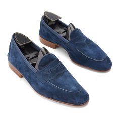 Original Retail Price: $545 NEW Model: Polperro Edward Green's Size: 6.5 (UK) US Size: 7 Last 389 - classic round-toe Medium Width Navy Blue Color Made of Suede Leather Unlined Moc Toe Leather Sole Made In England NOT Included Shoe Trees, Bags, or Box Outsole: 10.5/8" Width: 3.75" This product is located in our EU warehouse. Classic Blue Suede Leather Shoes, Classic Blue Slip-on Oxfords, Blue Wingtip Moccasins With Brogue Detailing, Blue Brogue-detailed Loafers For Galas, Elegant Blue Oxfords With Stitched Sole, Elegant Blue Slip-on Moccasins, Blue Slip-on Moccasins For Semi-formal Occasions, Blue Slip-on Dress Shoes Goodyear Welted, Blue Goodyear Welted Slip-on Dress Shoes