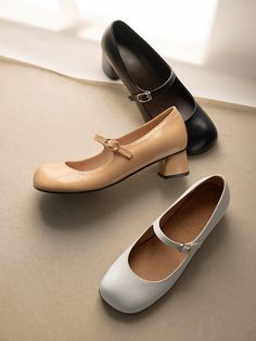 Editor's NotesByeuuns's modern shoes made of glossy leather can be matched well with daily summer stylings.- Modern and simple mood- Modern casual round toe- Wide and stable heel shape- Comfortable fit- Non-slip outsole- Daily point itemMeasurements(in.)- Sie KR 225MM ~ 250MM (US 5.5 - US 8)- Heel height: 1.6 in.*Fits true to the size.*If you want to change the heel height to 0.8in. or 2.4in.  please leave a request through customer service. Composition & Care- Cowhide  Pig skin- Natura Summer Court Shoes With Leather Sole And Round Toe, Summer Leather Sole Court Shoes With Round Toe, Spring Patent Leather Mary Janes With Flat Heel, Chic Mary Janes With Padded Heel And Round Toe, Classic Summer Mary Janes With Round Toe, Spring Patent Leather Court Shoes With Round Toe, Spring Patent Leather Mary Janes With Low Heel, Casual Patent Leather Low Heels, Modern Round Toe Court Shoes For Spring