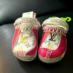 Custom Crocs ( Louis Vuitton) Multi Colored, With Diamonds And Pearls! For Your Little Diva! Can Make More At Your Request! Crocs Flip Flops, Crocs Pink, Custom Crocs, Pink Crocs, Minnie Mouse Pink, Crocs Crocband, Diamonds And Pearls, Cute Nike Shoes, Cute Nike