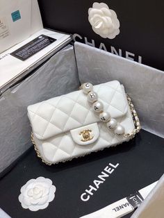 Description CC Small Pearl Logo Strap Flap Bag White For Women, Women’s Handbags, Shoulder And Crossbody Bags 7in/18cm AS1436 Rep 1:1 Measurements: 18 x 7 x 13 cm / 7 x 2.7 x 5.1 inches (Length x Width x Height) White Gold-toned hardware Adjustable chain shoulder strap Beautifully structured flap-over design Includes box, dust bag. This product is of the best quality. Chanel 2020, Pearl Logo, Chanel Flap Bag, Classic Flap Bag, Bowling Bag, Bowling Bags, Evening Clutch Bag, Replica Handbags, Chanel Handbags