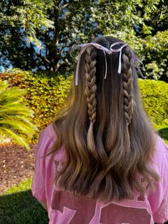 hairstyle ideas, ribbon in hairstyle Low Pigtails With Ribbon, Hairstyles To Do With Ribbon, Bows Diy Ribbon Hair, Cute Football Game Hairstyles, Ribbon Braid Hairstyle, Hair Ideas With Ribbon, Outfit Ideas For Fair, Ribbon In Hair Ideas, Cute Hairstyles With Ribbon